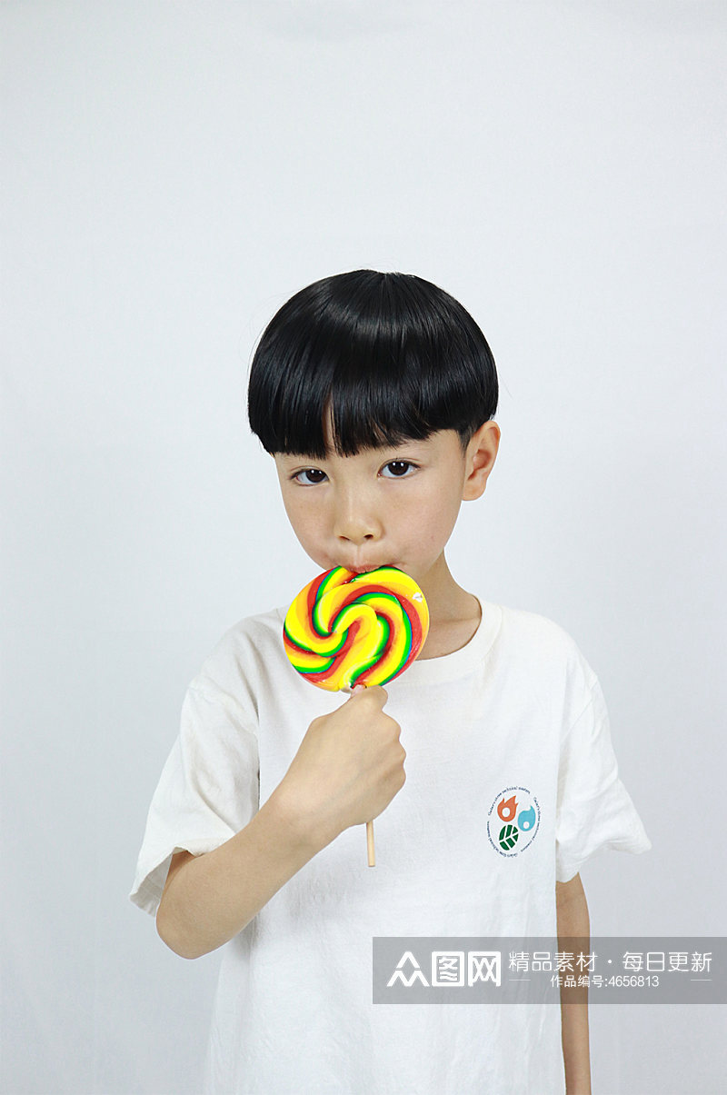 吃棒棒糖男孩学生儿童节人物摄影照片元素素材