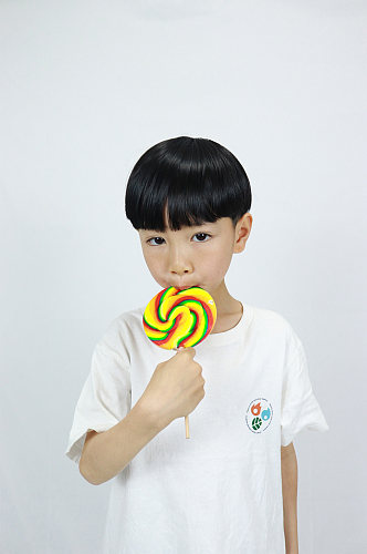 吃棒棒糖男孩学生儿童节人物摄影照片元素