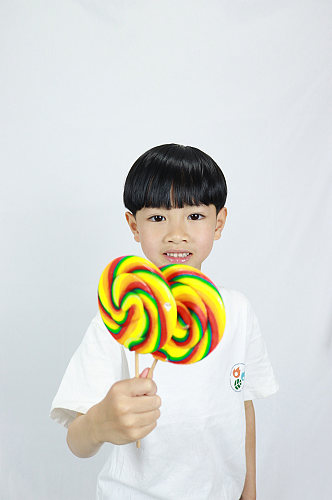 一起吃棒棒糖男孩学生儿童节人物摄影照片