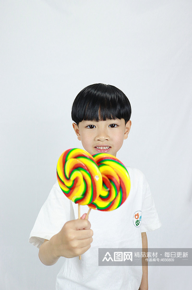 一起吃棒棒糖男孩学生儿童节人物摄影照片素材