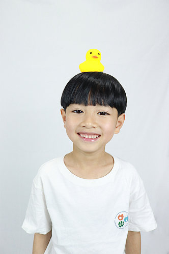 可爱笑黄鸭男孩学生儿童节人物摄影照片元素