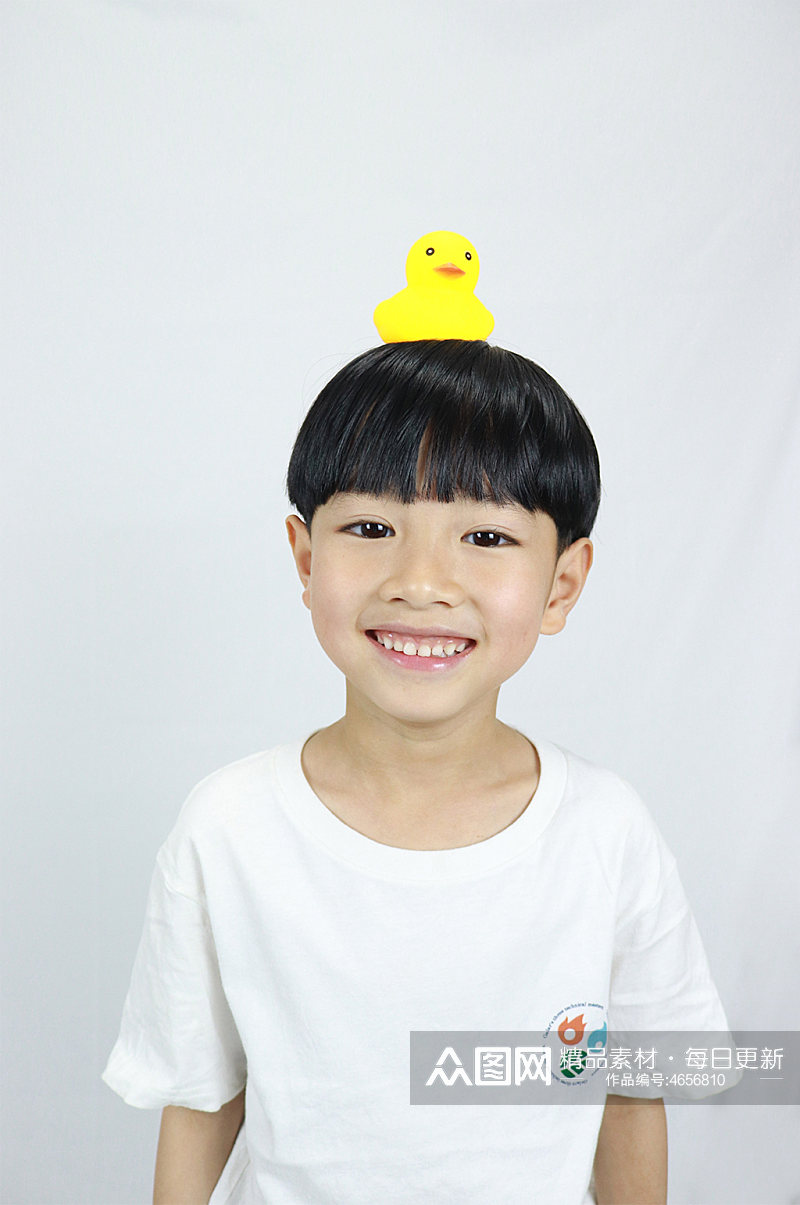 可爱笑黄鸭男孩学生儿童节人物摄影照片元素素材