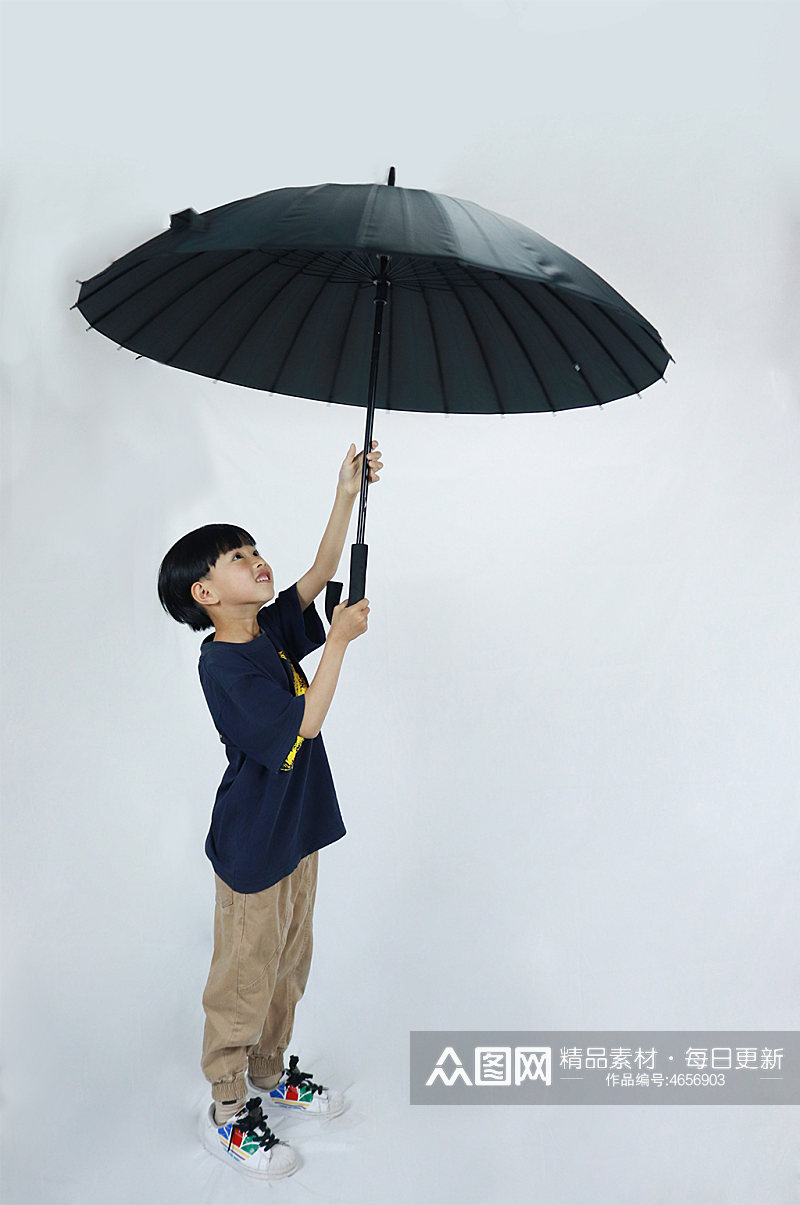 打雨伞男孩学生儿童节人物摄影照片元素素材