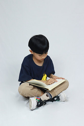 坐地看书男孩学生儿童节人物摄影照片元素