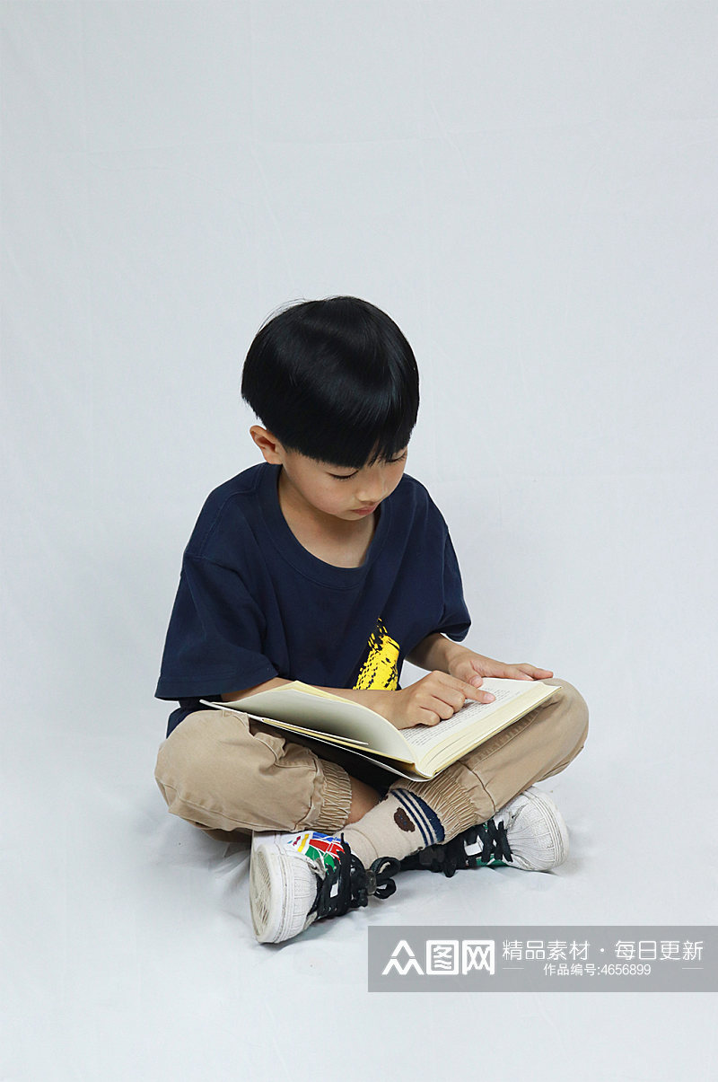坐地看书男孩学生儿童节人物摄影照片元素素材