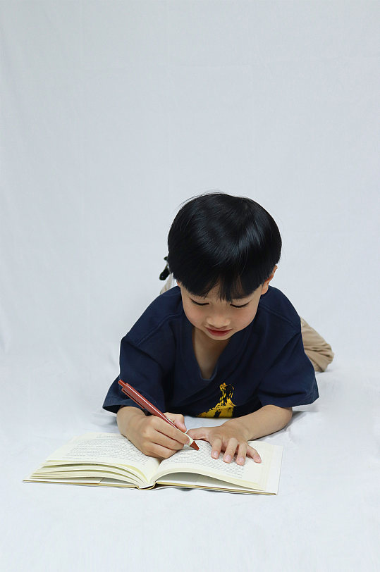 开心写作业男孩学生儿童节人物摄影照片元素