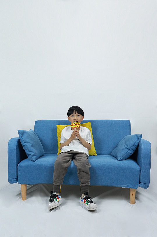 沙发棒棒糖男孩学生儿童节人物摄影照片元素