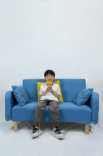 沙发棒棒糖男孩学生儿童节人物摄影照片元素