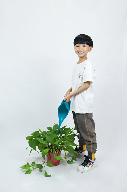 植物浇水男孩学生儿童节人物摄影照片元素