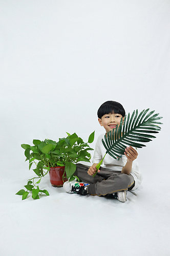 爱惜绿色植物男孩学生儿童节人物摄影照片