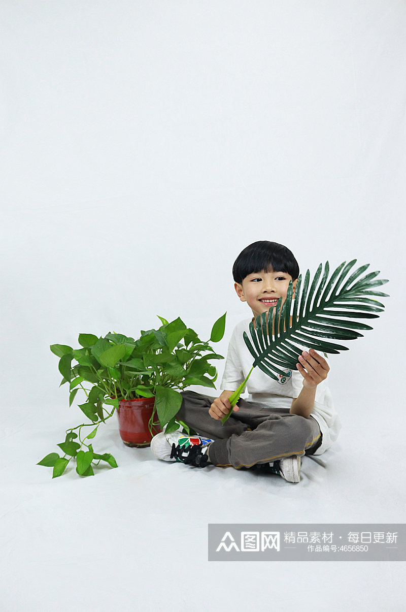 爱惜绿色植物男孩学生儿童节人物摄影照片素材