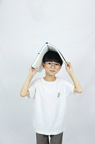 看书戴眼镜男孩学生儿童节人物摄影照片元素