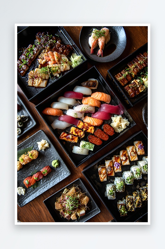 日料店居酒屋厨师做寿司摄影图-众图网