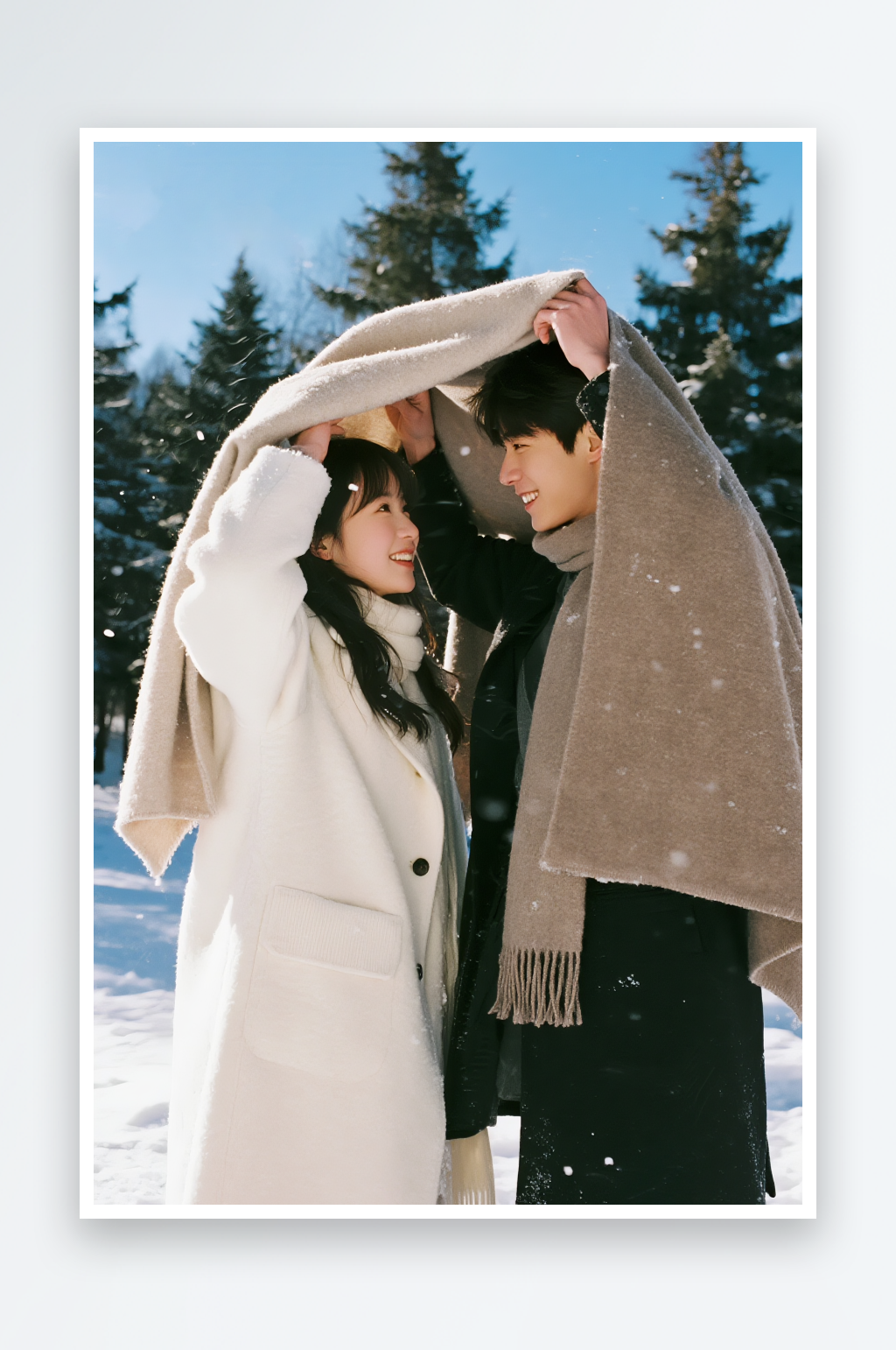 冬季服饰羽绒服年轻情侣玩雪花立冬冬季旅游情侣人物摄影图素材