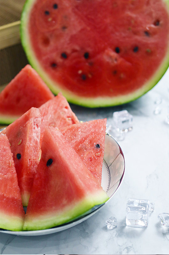 西瓜水果摄影图小清新夏日照片杂志配图壁纸-众图网