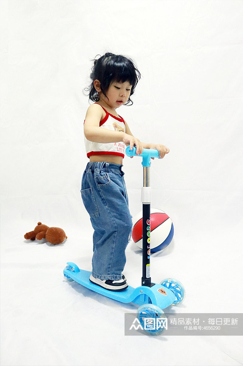 小女孩玩滑板摄影儿童节人物摄影图照片元素素材