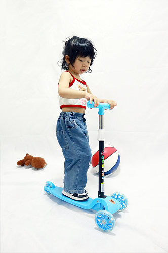小女孩玩滑板摄影儿童节人物摄影图照片元素