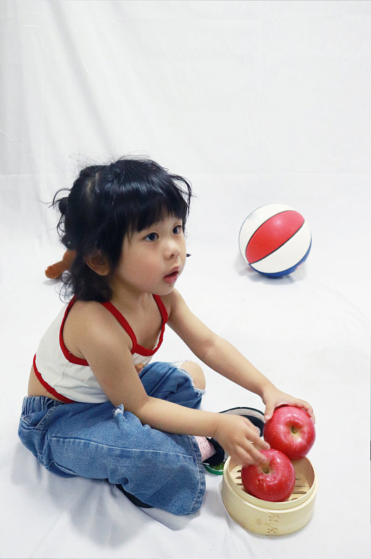 小女孩吃苹果摄影儿童节人物摄影图照片元素