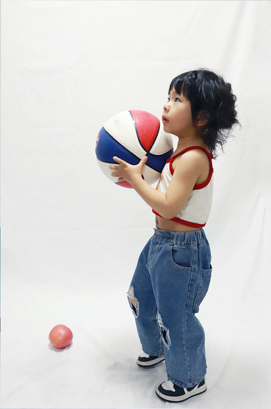小女孩打球摄影儿童节人物摄影图照片元素