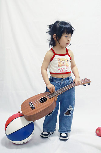 小女孩弹吉他摄影儿童节人物摄影图照片元素