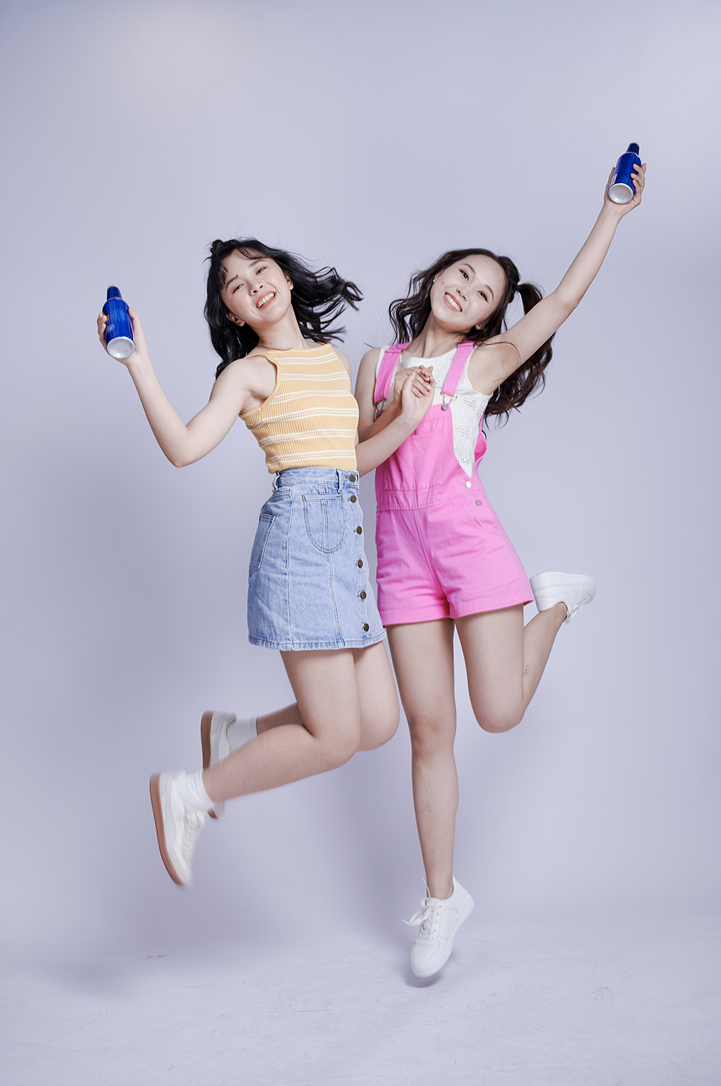 闺蜜女生双人饮料啤酒活力照片摄影图素材