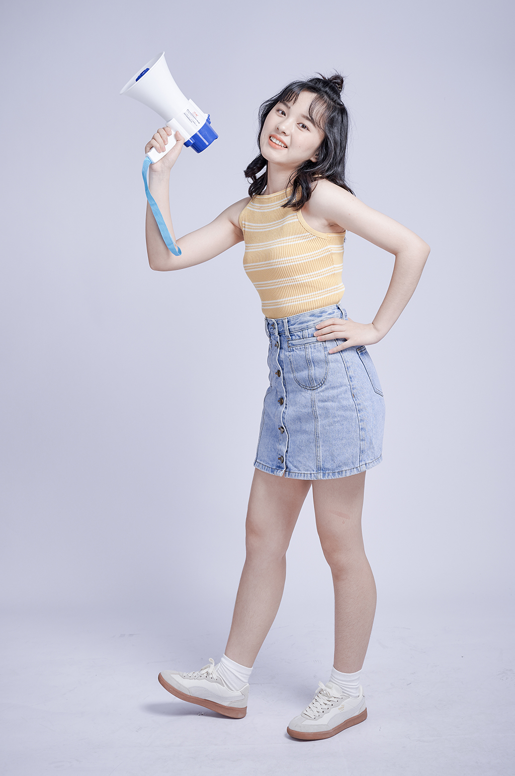 女生单人拿话筒活力学生照片摄影图素材