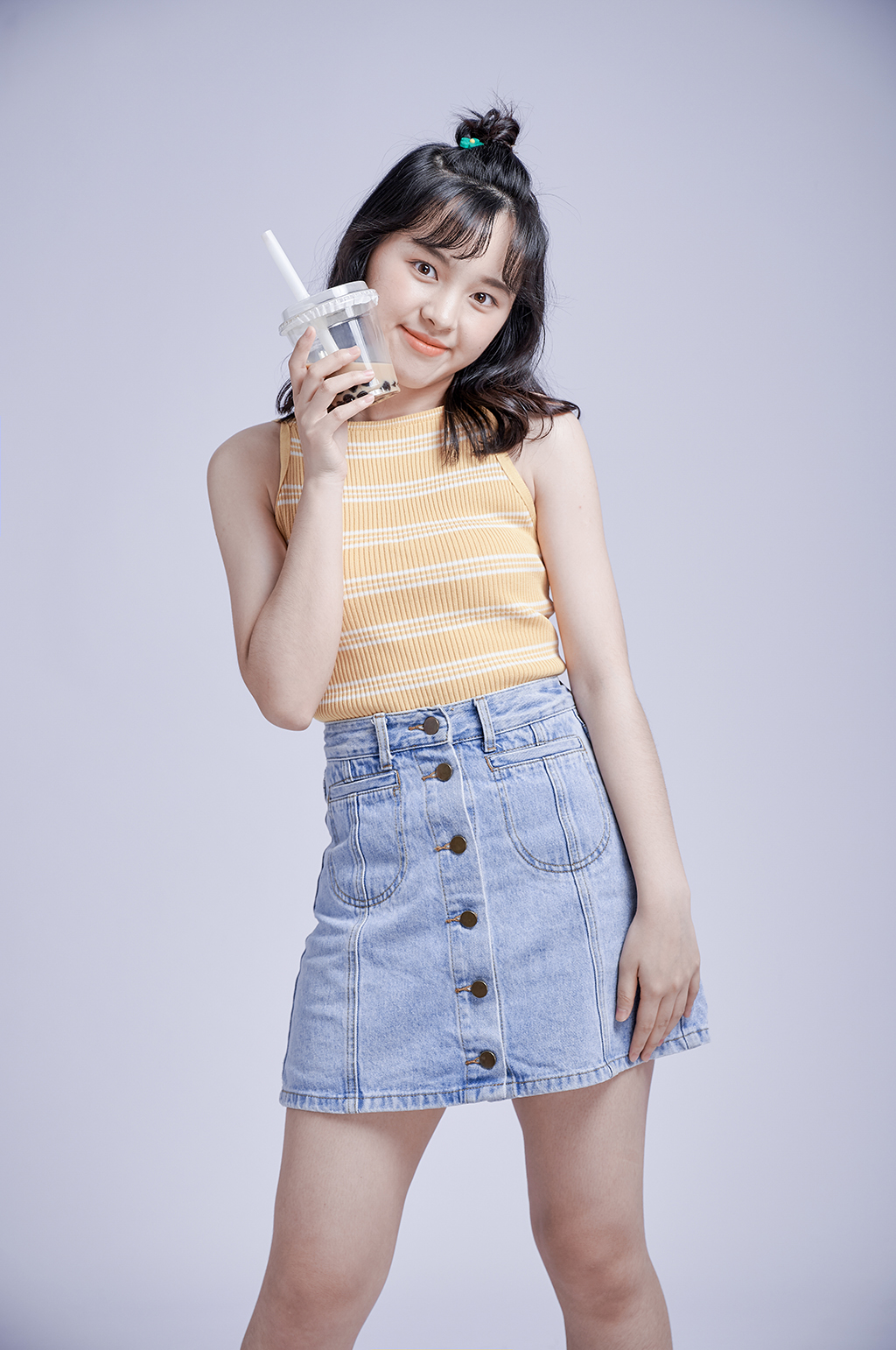 可愛女生單人喝奶茶學生照片攝影圖素材