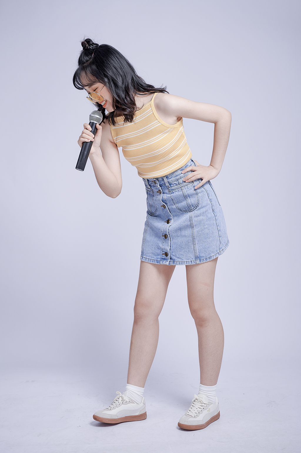 可爱女生学生唱歌拿话筒扩音器照片摄影图素材