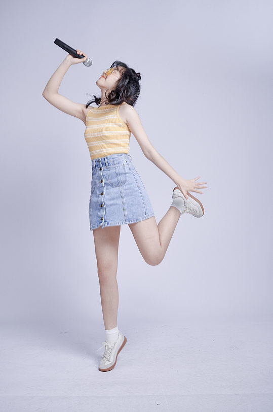可爱女生学生唱歌拿话筒扩音器照片摄影图
