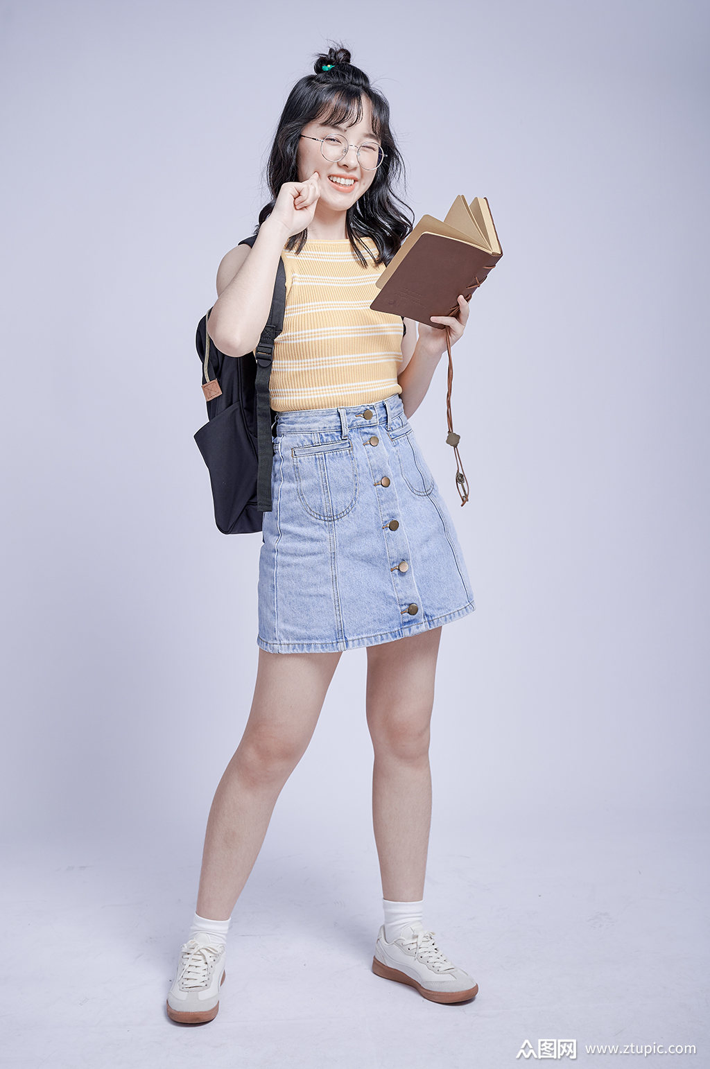 可爱女生背书包学生看书上学照片摄影图素材