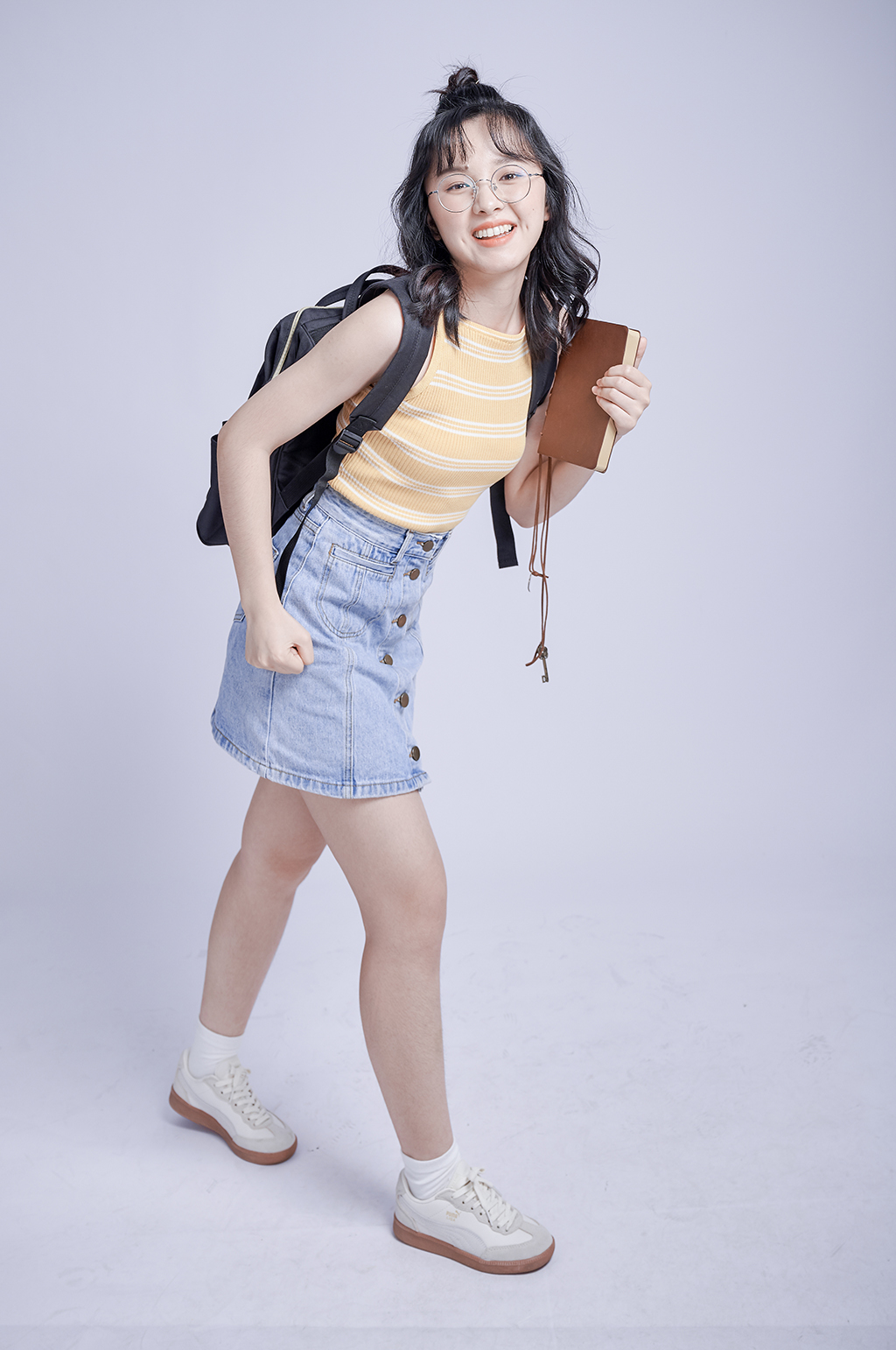 可爱女生背书包学生看书上学照片摄影图素材