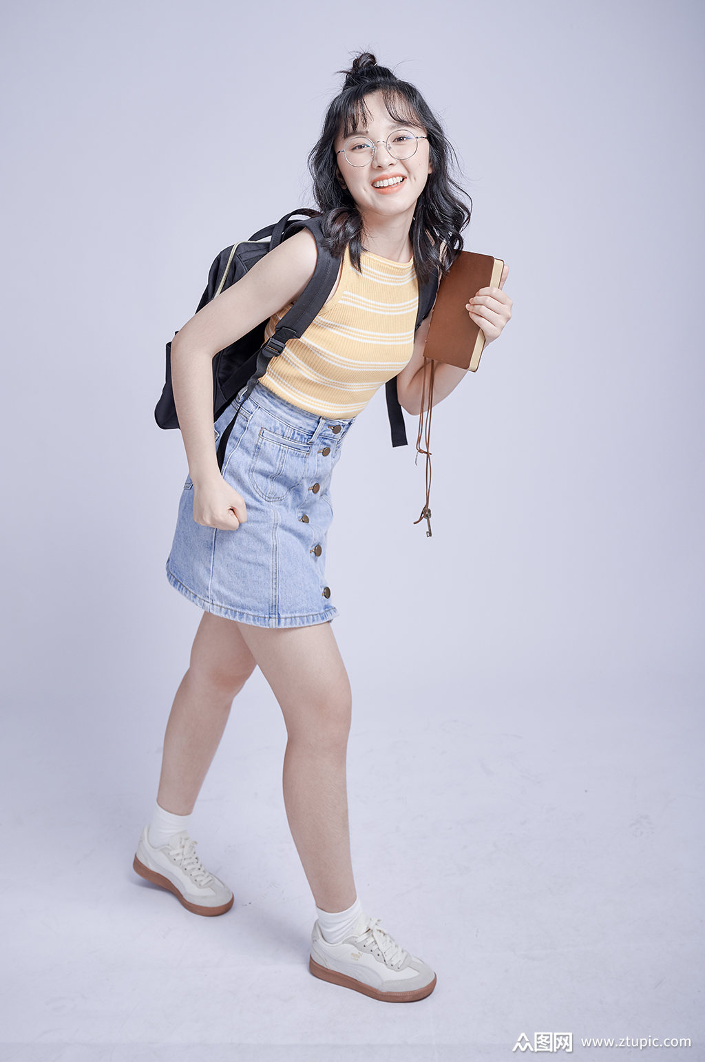 可爱女生背书包学生看书上学照片摄影图素材