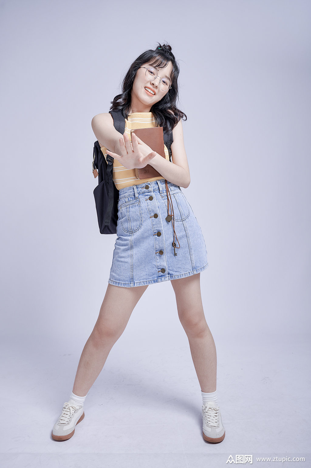 可爱女生背书包学生看书上学照片摄影图素材