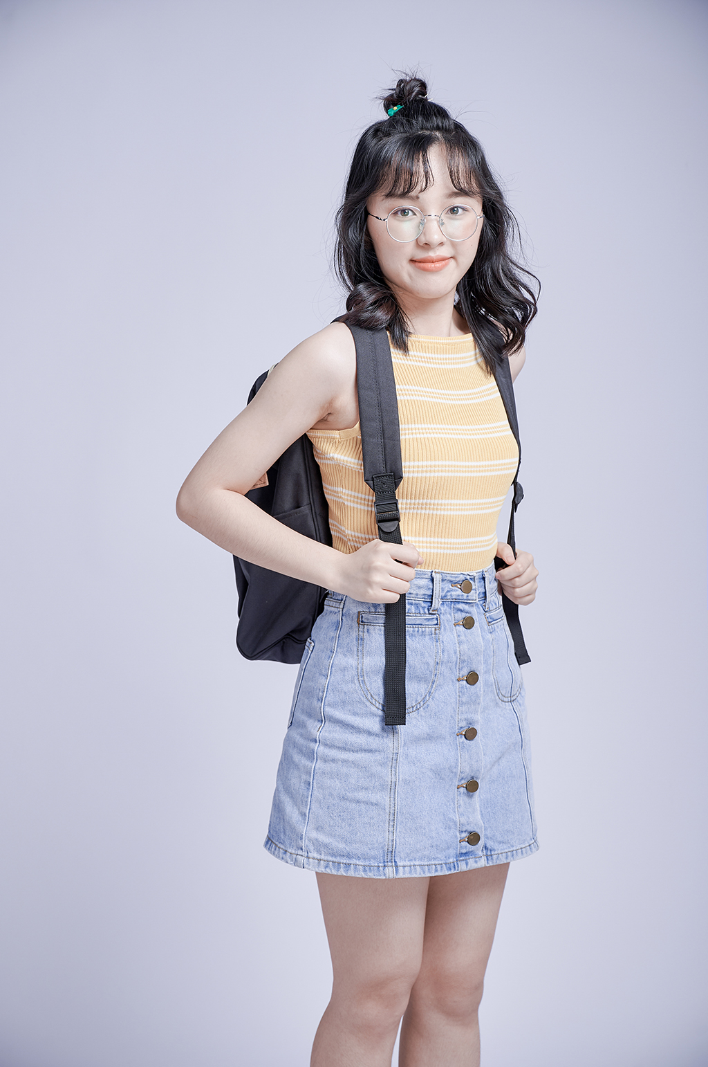 可爱开学季女生背书包学生看书上学照片摄影图素材