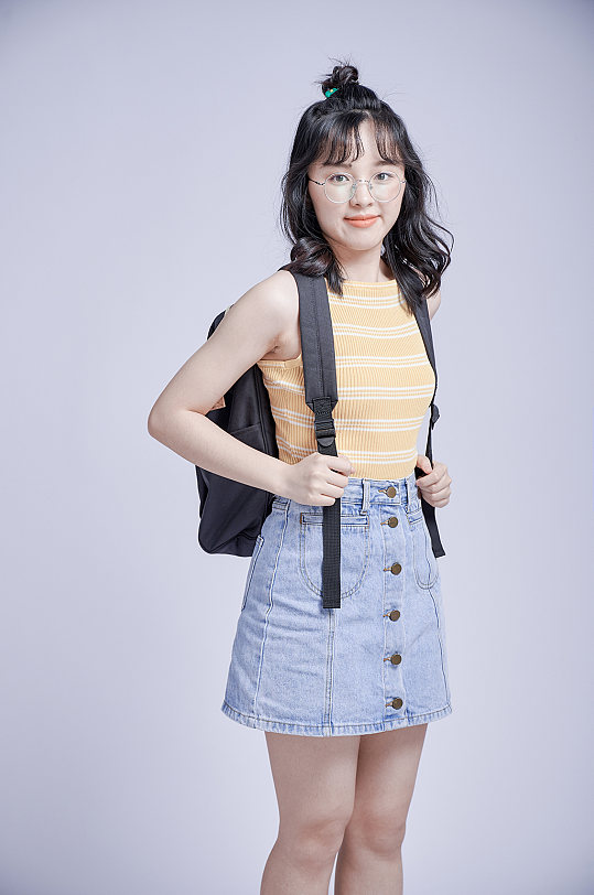 可爱开学季女生背书包学生看书上学照片摄影图-众图网