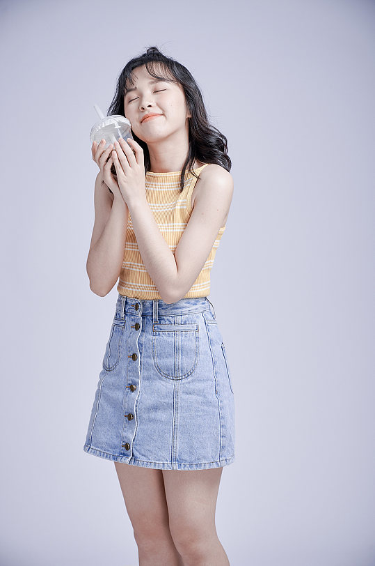 可爱女生学生喝奶茶单人照片摄影图素材