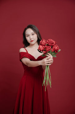 情人节新年女生拿花玫瑰照片摄影图