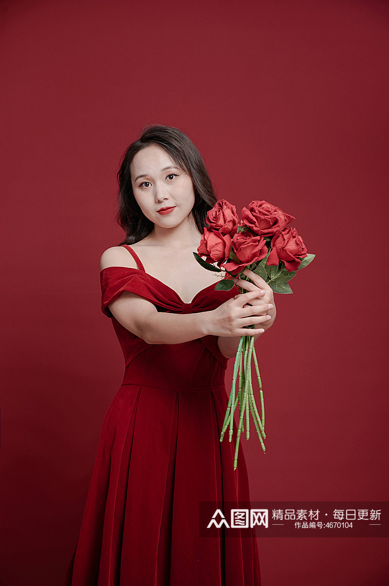 情人节新年女生拿花玫瑰照片摄影图素材