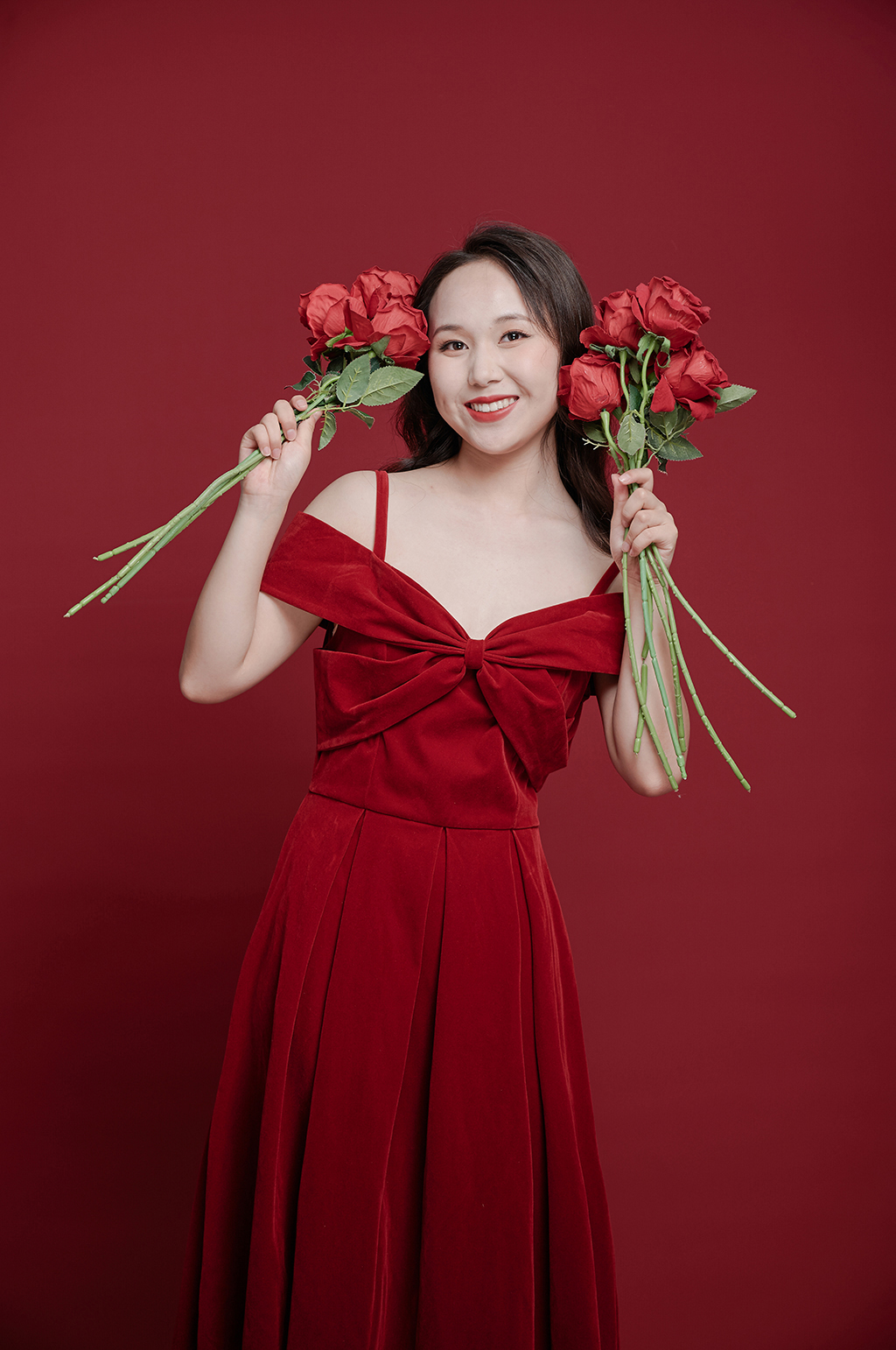情人节新年女生拿花玫瑰照片摄影图素材