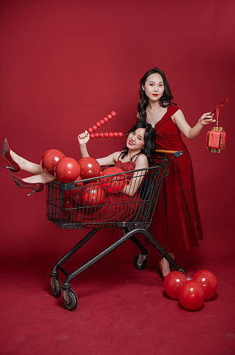 新年红裙糖葫芦气球百年双人闺蜜摄影图照片