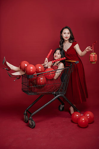 新年红裙糖葫芦气球百年双人闺蜜摄影图照片