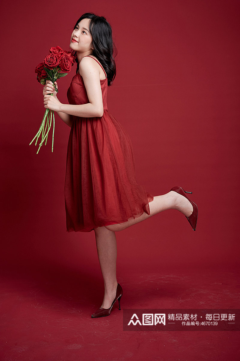 情人节新年女生拿花玫瑰照片摄影图素材