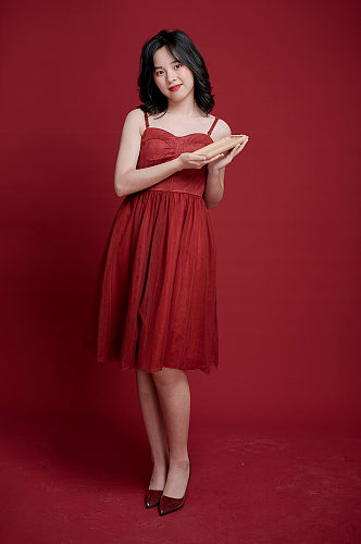 新年红裙女生女王节购物节单人摄影图照片