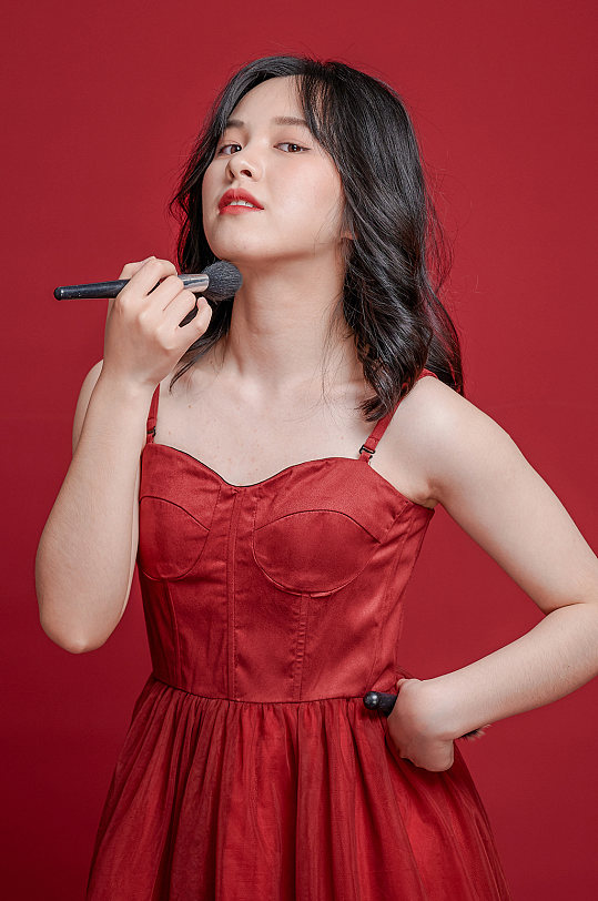 红裙女生美妆化妆品宣传海报元素摄影图照片