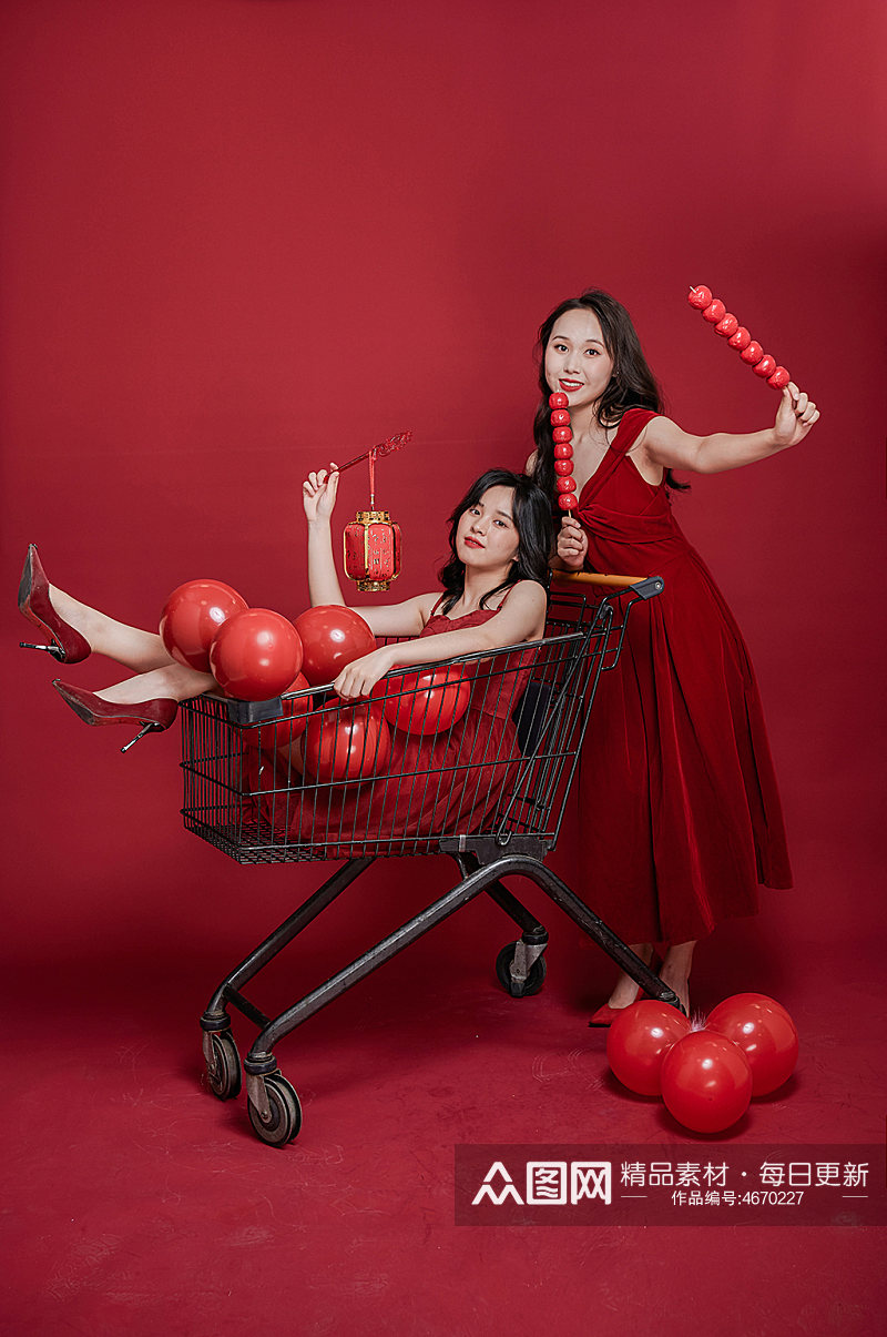 新年红裙糖葫芦气球百年双人闺蜜摄影图照片素材