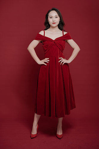 新年红裙女生女王节购物节单人摄影图照片