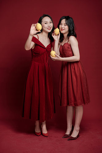 红裙女生双人闺蜜吃东西拿食物照片摄影图