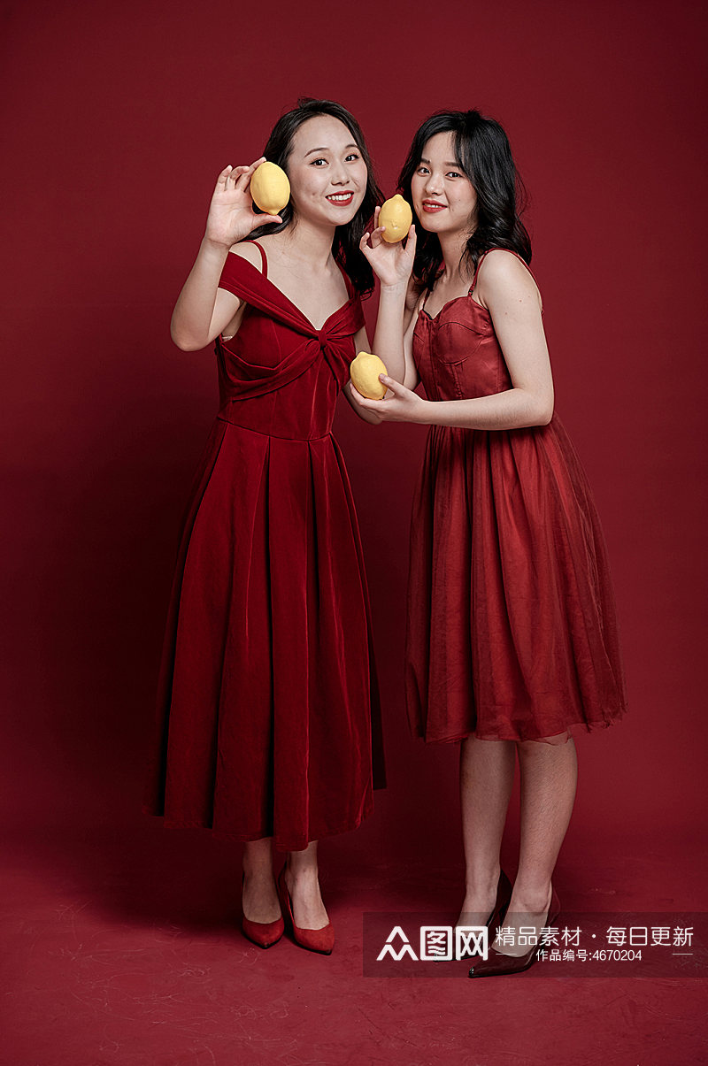 红裙女生双人闺蜜吃东西拿食物照片摄影图素材