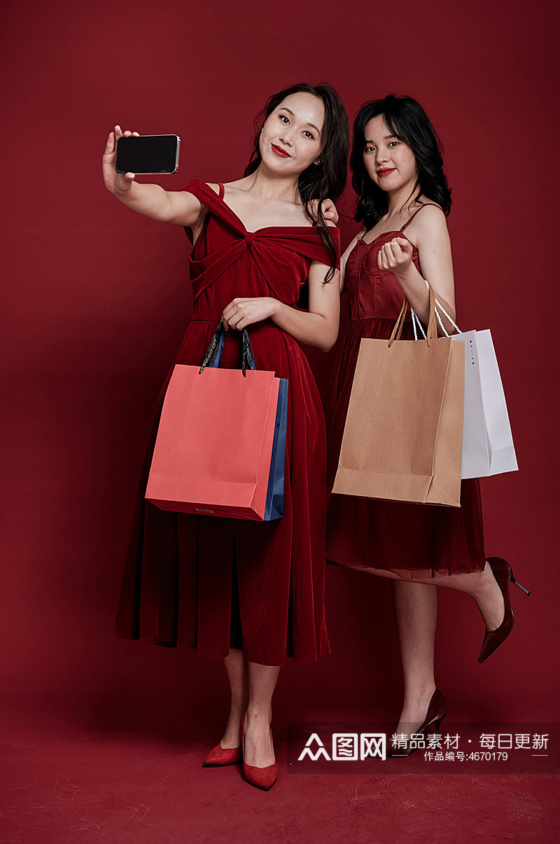 女生闺蜜红裙购物商城逛街礼物摄影图照片素材
