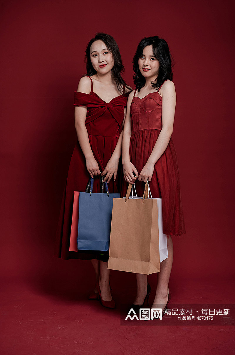 女生闺蜜红裙购物商城逛街礼物摄影图照片素材